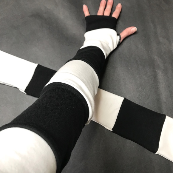 Long Striped Gloves White Hand Warmers Black Armwarmers Patchwork Sleeves Psy OS - Picture 1 of 16